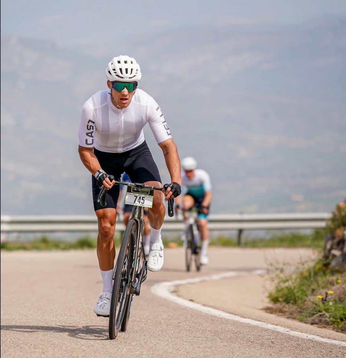 Javi compitiendo con el dorsal 745 en una prueba de carretera