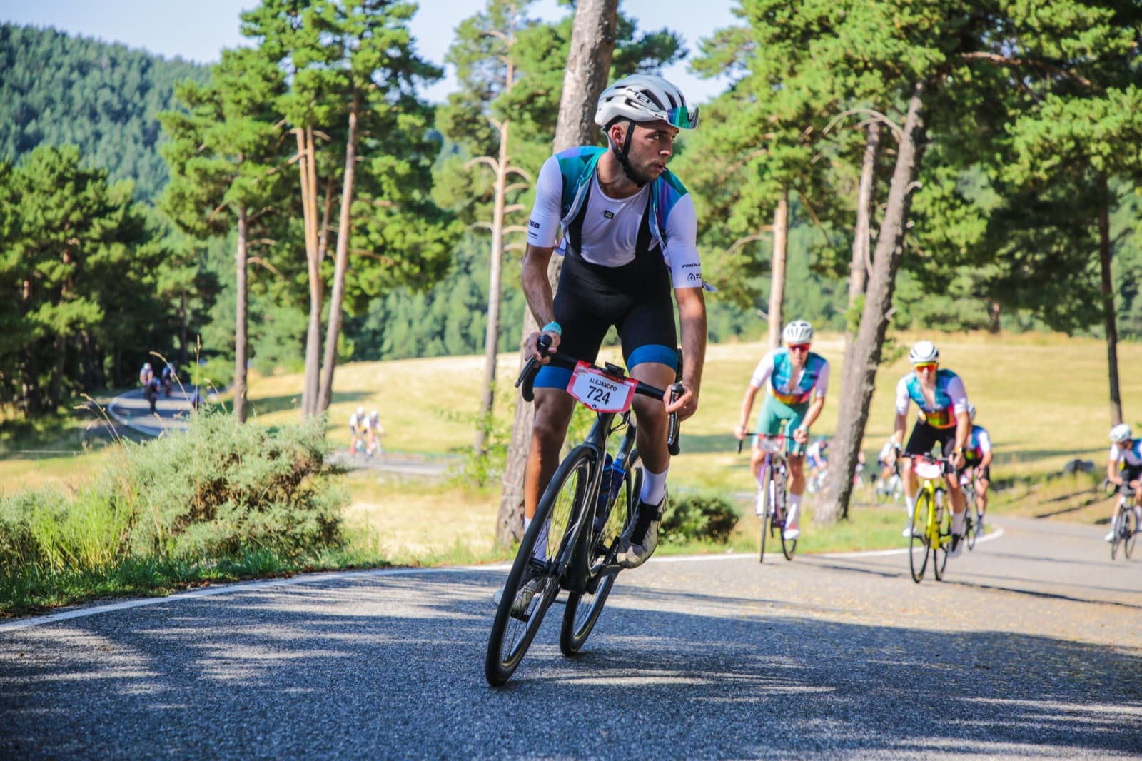 Alejandro rodando en una marcha cicloturista, con el grupo detrás en la subida